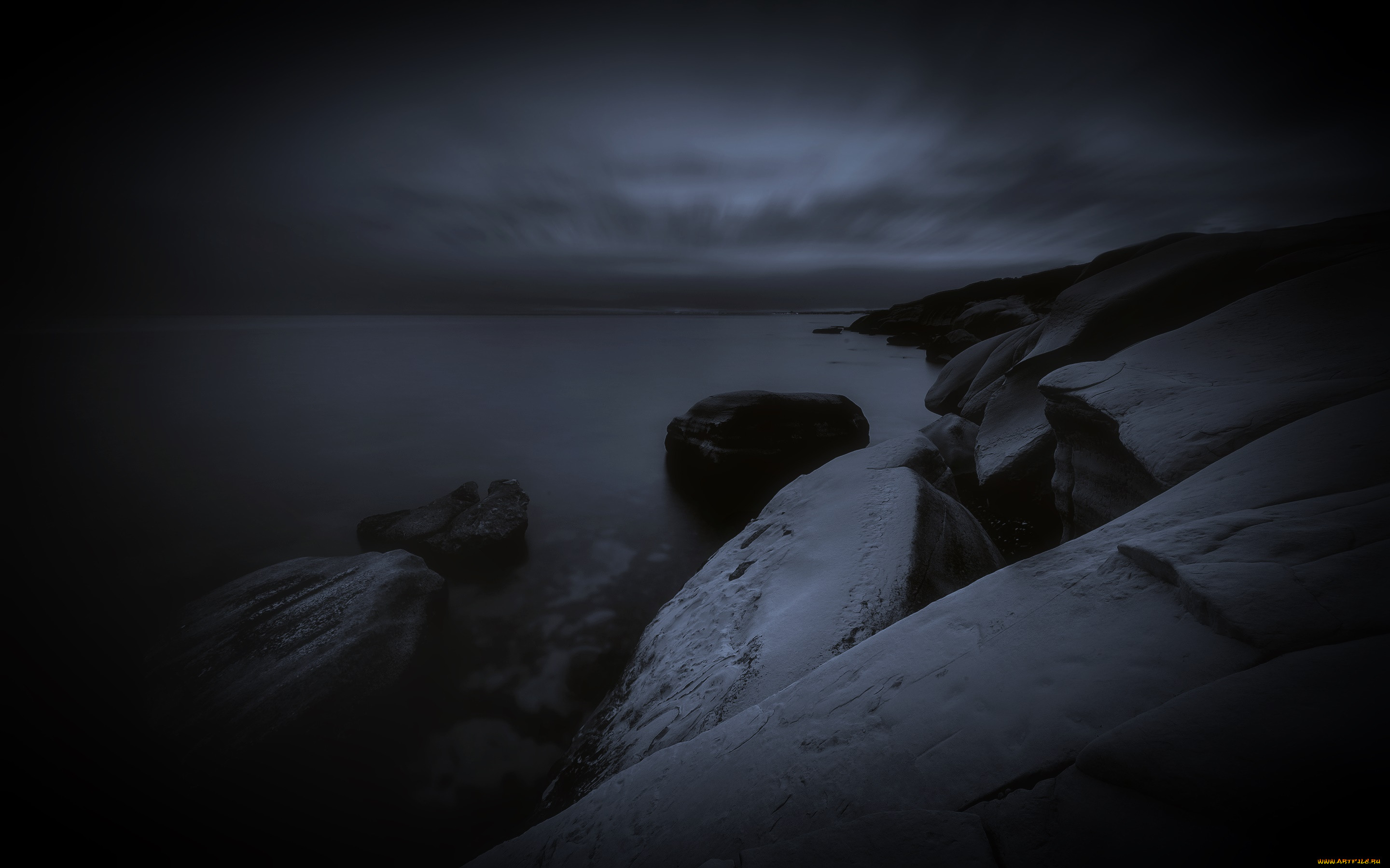 Night stone. Ночь море камни. Камни ночью. Обои на рабочий стол ночное море. Берег моря ночью близко.